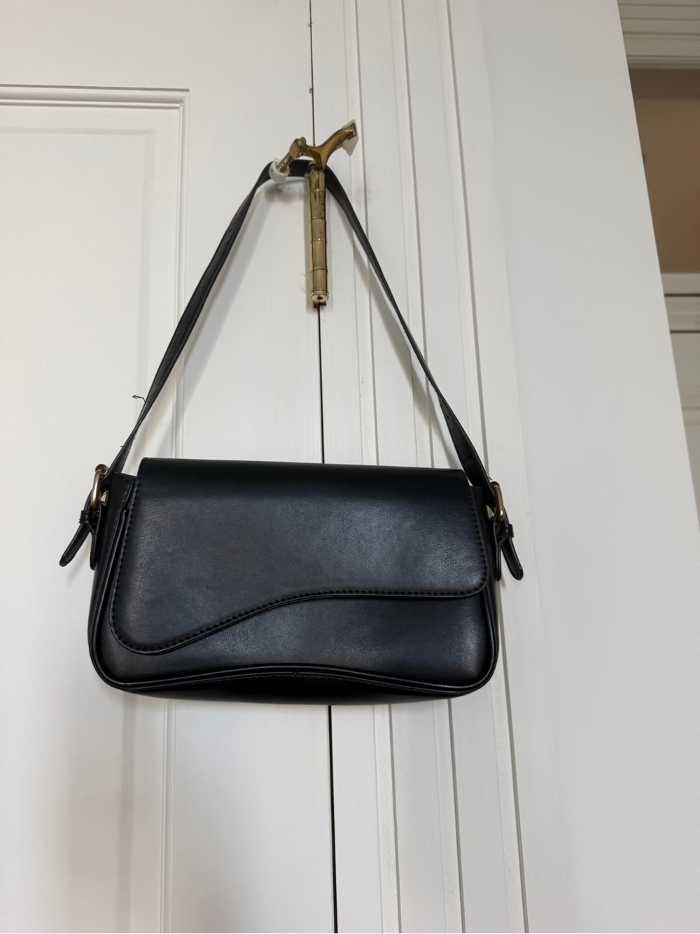 Classic Black Shoulder Bag - Sleek Everyday Style